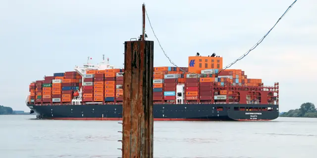 Containerschiffe bis zu einer bestimmten Größe können die Elbe künftig tideunabhängig befahren | Foto: jd