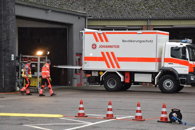 Auch das Beladen eines Lkw wurde von den Johannitern geübt | Foto: Johanniter/Schleutker-Franke