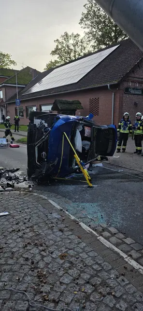 Der Unfallwagen wurde von den Feuerwehrkräften gesichert | Foto: Frank Höper