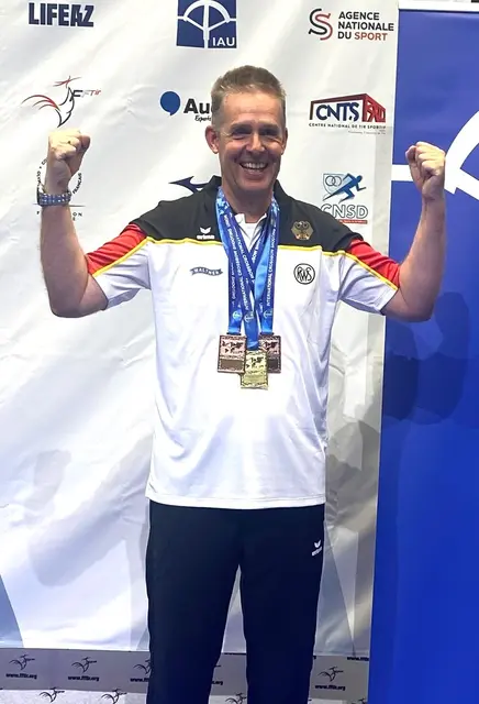 Matthias Wübbe bei der Siegerehrung der EM Armbrust 30 m mit den Medaillen, zweimal Bronze und Gold der Mannschaftleistung
 | Foto: Michaelis