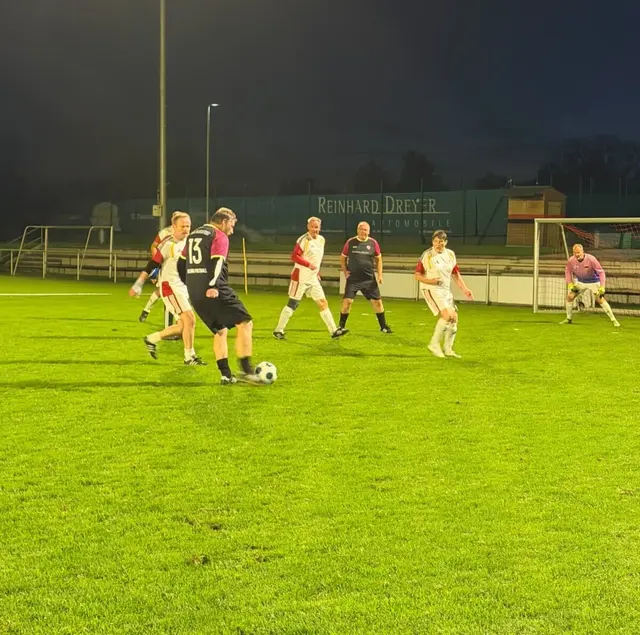 Die Fleestedter Kicker (dunkle Trikots) konnten im Spiel gut mithalten | Foto: TUS Fleestedt/Vergin
