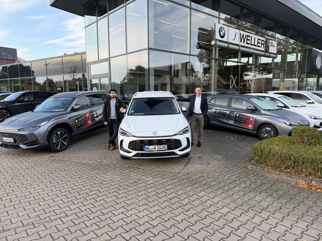 Von links: Verkaufsberater Fernando Kavall präsentiert mit Filialleiter Maik Radloff die aktuellen MG-Modelle in Winsen | Foto: Autohaus WELLER