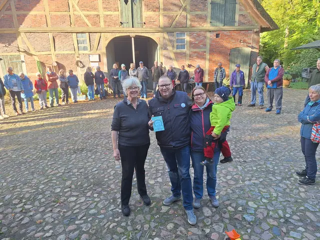 Emily Weede zeichnete Stefan Mundt aus, der von seiner Frau Jessika und Sohn Eric begleitet wurde | Foto: Carsten Weede