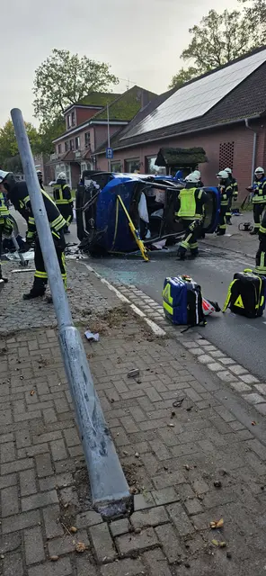 Der Fahrer überfuhr erst ein Verkehrsschild und prallte dann gegen die Ampelanlage  | Foto: Frank Höper