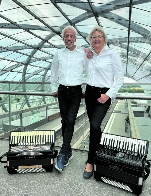 Das Akkordeon-Duo "Colours of Accordion" umrahmt die Vernissage musikalisch | Foto: Colours of Accordion