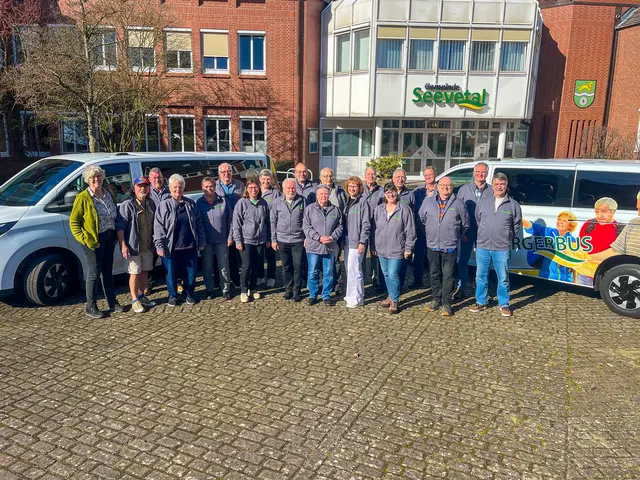 Die beiden Bürgerbusse werden auch in den kommenden zwei Jahren für die Gemeinde unterwegs sein können: Ehrenamtlichen, Bürgermeisterin Emily Weede (li.) und die Verantwortlichen der Gemeinde Erich Schwentke (3. v. li.) und Petra Sell (7. v. li.) | Foto: Gemeinde Seevetal