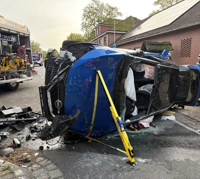Der schwerverletzte Fahrer konnte sich nicht selbst aus dem verunfallten Wagen befreien | Foto: Polizeiinspektion Stade