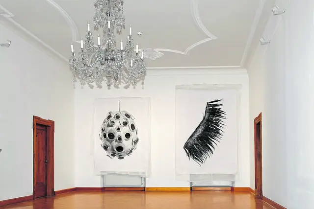 In der Ausstellung DIE AUGEN DES SCHLOSSES bleibt der Kaminsaal auf Schloss Agathenburg leer – Platz für ein Konzertabend mit Solo-Gitarre inmitten der Kunst | Foto: Jonas Mannherz