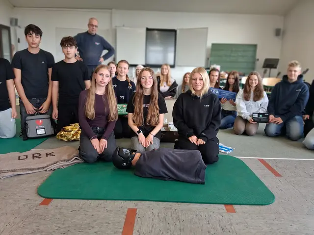 Die Teilnehmer der Schulsanitäter-Ausbildung mit deren Leiter Michael Keim vom DRK-Kreisverband (hinten) | Foto: Neises