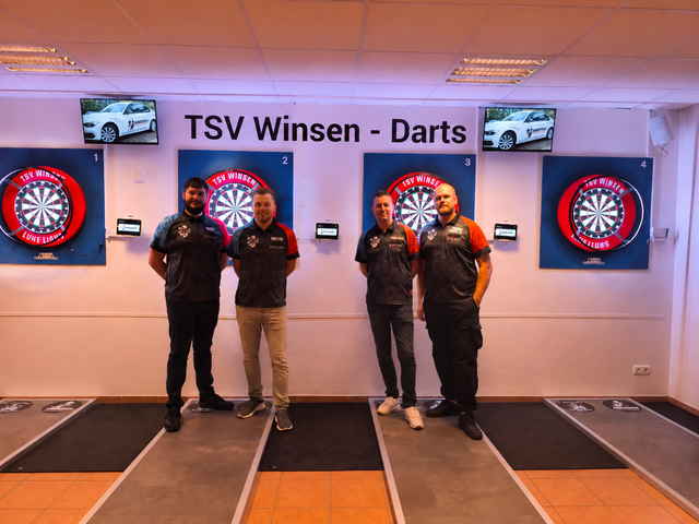 Der Vorstand der TSV-Dartsparte (v. li.): Ralf Krüger, Matthias Lamprecht, Christian Harling und Jonas Fischer | Foto: Mika Czenna