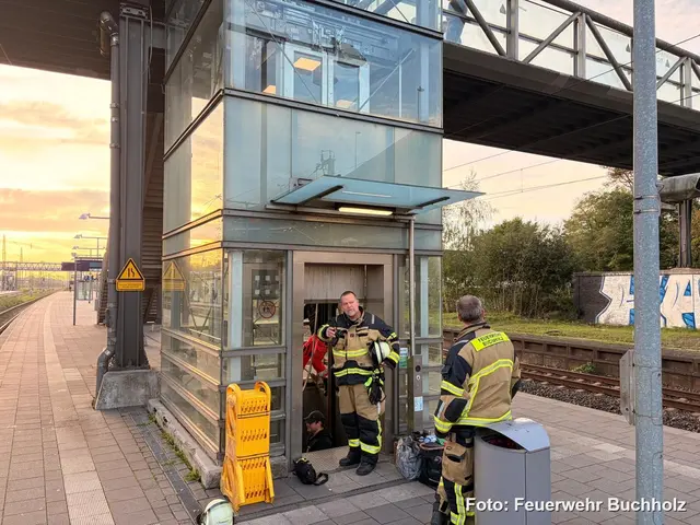 Alle im Fahrstuhl eingeschlossenen Personen wurden behutsam freigesetzt | Foto: Feuerwehr Buchholz