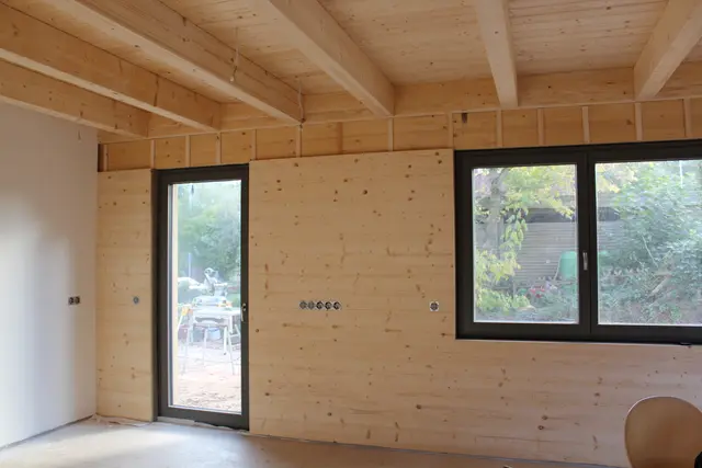 Die Holzelemente des österreichischen Herstellers Thoma kommen ohne Leim und metallische Verbindungsmittel aus | Foto: sts