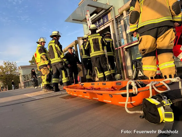 Der Rettungskräfte ließ die eingeschlossenen Personen aus dem Fahrstuhl | Foto: Feuerwehr Buchholz