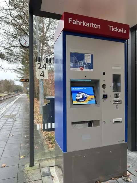 Sechsstelliger Schaden bei der evb: Fahrkartenautomaten an der RB33 aufgebrochen | Foto: evb