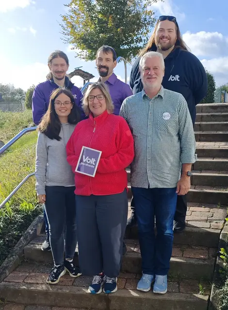 Einige der Gewählten (hinten, v. li.):  Nico Abraham, Niklas Rüter und Sebastian Speetzen sowie (vorne, v. li.): Karin Felter, Maike Siemers und Matthias Pickl | Foto: Volt