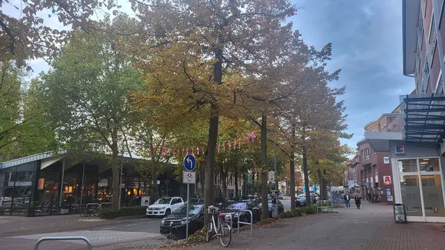 Verkehrsversuch: Die Ausfahrt für Pkw ist nur stadteinwärts erlaubt. Seit August ist die Bahnhofstraße eine Einbahnstraße 