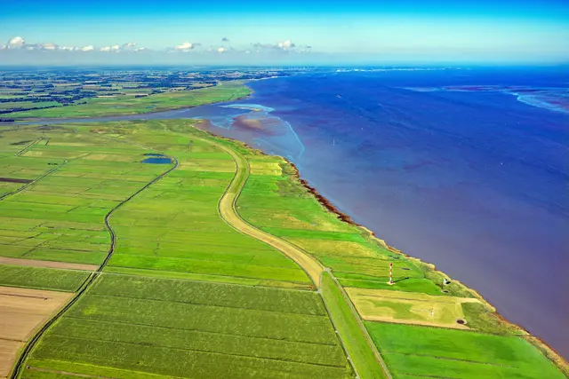 Der Elbdeich bei Balje (Nordkehdingen). Im Hintergrund ist die Ostemündung. Der Deich muss hier um rund zwei Meter erhöht werden. Dafür werden gewaltige Mengen an Klei benötigt | Foto: Martin Elsen/nord-luftbilder.de