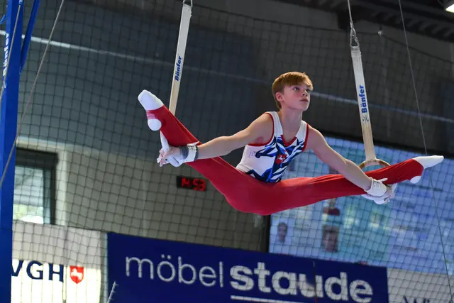 Top-Youngster: Jan Felix Hermann (13) - hier beim „Hirschkäfer" an den Ringen - freut sich riesig auf das Finale um den begehrten NBL-Henkelpott  | Foto: J. Niebuhr