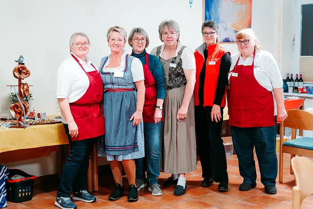 Wie im vergangenen Jahr laden DRK-Ortsvereins-Vorsitzende Sabine Peters (2. v. li.) und ihr Team alle Blutspender wieder zum Oktoberfest-Büffet ein | Foto: Karin Schulz