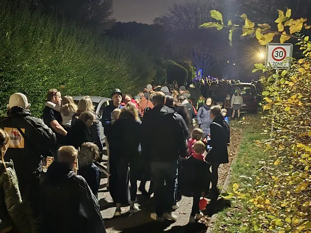 Warten vor dem Eddelsener Gruselgarten: Im vergangenen Jahr waren rund 1.000 Besucher da | Foto: Björn Heiser
