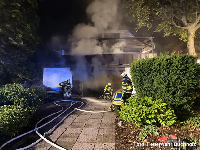 Starke Rauchentwicklung an der Garage | Foto: Feuerwehr Buchholz