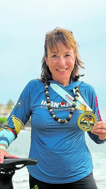 Carmen Rehkopf kehrte mit ihrer Medaille vom Ironman auf Hawaii nach Buchholz zurück | Foto: Privat