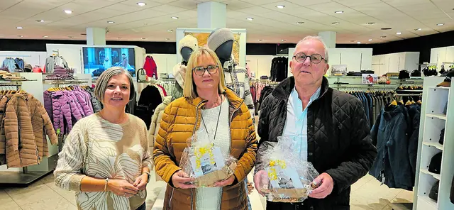 Freude bei der Gewinnübergabe (v. li.): Killtec-Shopleitung Katinka Vollmann mit den Gewinnern Bärbel Odau und Johann Nibbri | Foto: Killtec