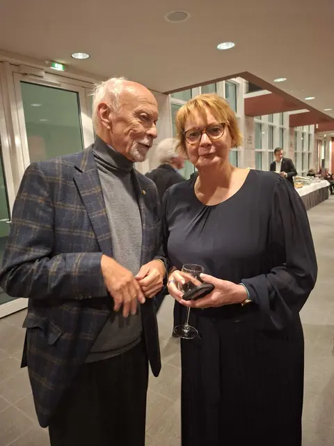 Der Buchholzer Wilhelm Pape im Gespräch mit der Niedersächsischen Innenministerin Daniela Behrens (SPD) | Foto: Ingrid Pape