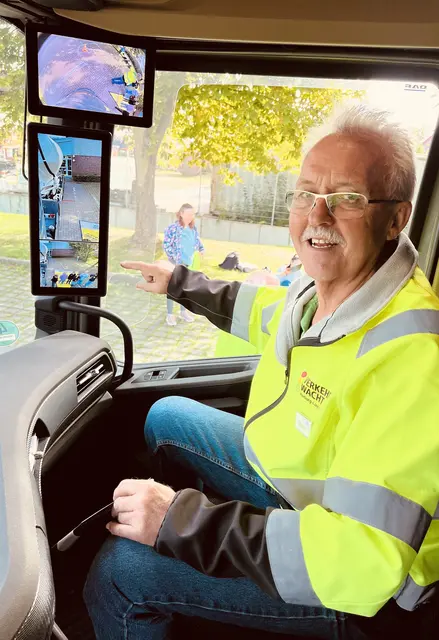 Ottmar Frey von der Verkehrswacht Harburg-Land erklärt die Kameratechnik im neuen Lkw von Feldbinder, die auch den "Toten Winkel" sichtbar macht | Foto: Britta Flöring