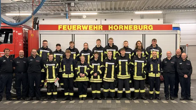Die neuen Feuerwehrkräfte aus Horneburg und Buxtehude dürfen nun mit zu Einsätzen ausrücken | Foto: Feuerwehren SG Horneburg