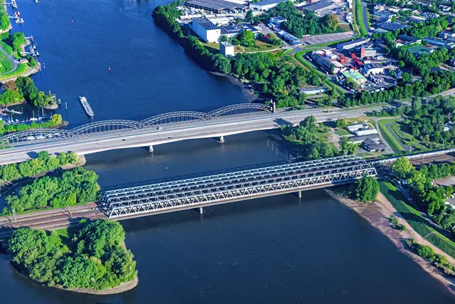 Die Eisenbahnbrücke über die Süderelbe bei Harburg (im Vordergrund) muss im kommenden Jahrzehnt durch einen Neubau ersetzt werden | Foto: Martin Elsen/nord-luftbilder.de