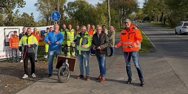 Feierlich wird das rote Band durchschnitten. Der Radweg ist freigegeben | Foto: Daniel Beneke/Landkreis Stade