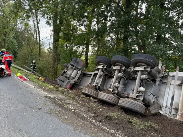 Wegen eines umgekippten Lkw bleibt die Ostener Straße in Neuland bis in den Nachmittag gesperrt | Foto: Polizeiinspektion Stade