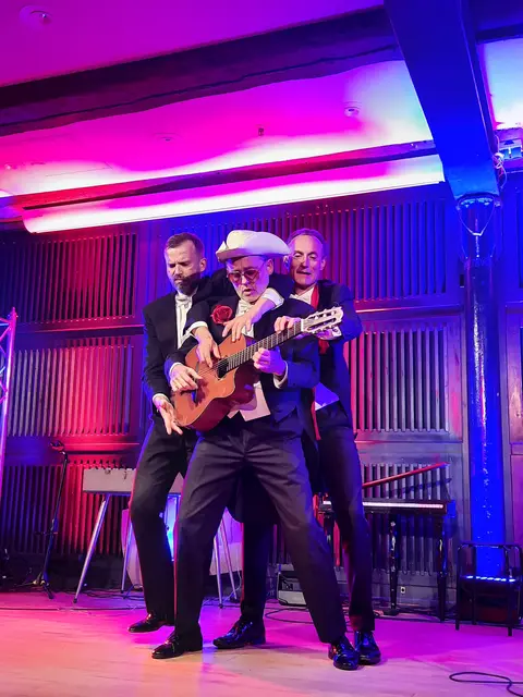 Ganz brüderlich teilt sich das Trio eine Gitarre | Foto: Konzerte in Winsen e.V.