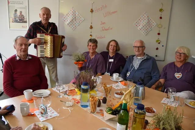 Über die Lieder von Akkordeonspieler Manfred Mennerich freuten sich (v. li.) Klaus Boenert, Astrid Ruske, Tanja Knoll, Horst Meincke und Doris Stöver | Foto: Johanniter