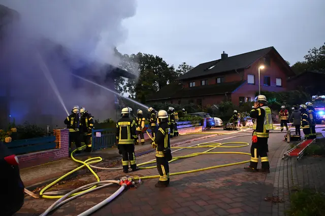 Mehr als 100 Einsatzkräfte bekämpften den Wohnungsbrand in der Ringstraße | Foto: Feuerwehr Salzhausen