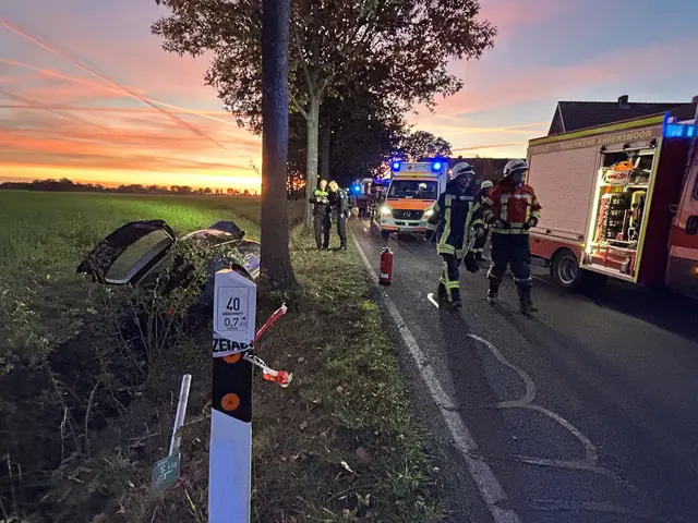 Eine 86-Jährige kam in Ahrensmoor von der Fahrbahn ab und rutschte in den tiefen Straßengraben.  | Foto: FFW