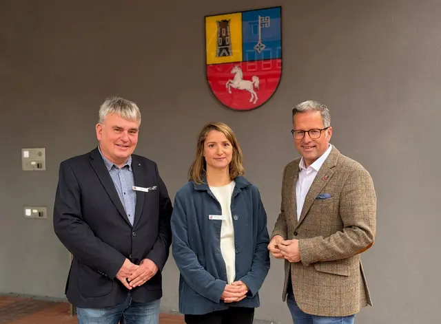 Möchten Lehrer für die Stader Region gewinnen: Landrat Kai Seefried (re.), Amtsleiter Kai-Ulrich Baak und Bildungsmanagerin Laura-Johanne Zimmermann | Foto: Landkreis Stade / Daniel Beneke