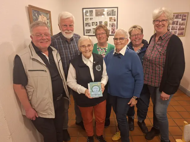 Luise Hering (mit Urkunde) dankte allen Freunden und Unterstützern, die sich für den Erhalt der Plattdeutschen Sprache einsetzen - hier mit Uli Wellmann (v. li), Hans-Hermann Putensen, Astrid Sitarz, Ingrid Dehrmann, Anne Albers und Seevetals Bürgermeisterin Emily Weede | Foto: Carsten Weede
