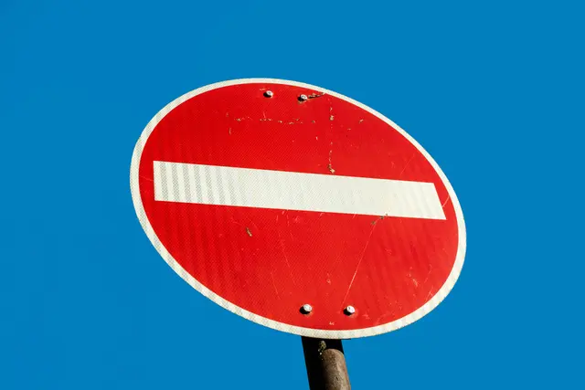 Die Schulstraße in Apensen wird temporär zur Einbahnstraße | Foto:  travelview/Adobe Stock