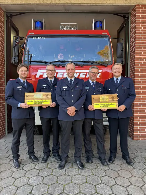 Führungswechsel Freiwillige Feuerwehr Hanstedt: Florian Rumpf (v. li.), Oliver Wurth, Peter Lege, Mirco Wiegels und Leopold Albers | Foto: Freiwillige Feuerwehr Samtgemeinde Hanstedt
