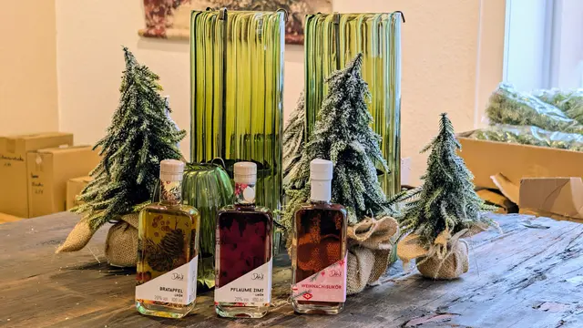 Nicht nur weihnachtliche Deko, sondern auch weihnachtliche Liköre finden sich im erweiterten Sortiment | Foto: Jan Filter
