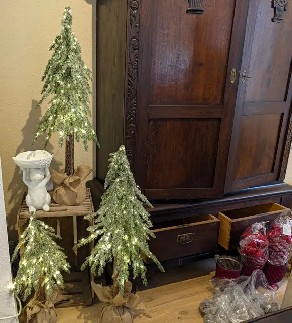 Die Deko-Artikel zur Neueröffnung haben ihren klaren Schwerpunkt in der in wenigen Wochen beginnenden Adventszeit | Foto: Jan Filter