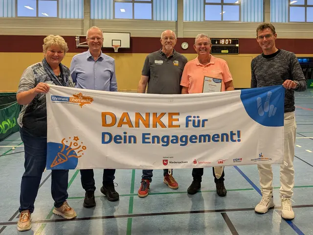 Überraschende Ehrung: Berit Rohte (v. li., 2. Vorsitzende TUS Fleestedt), Martin Rohte (1. Vorsitzender TUS Fleestedt), Uwe Bahnweg (KSB Harburg-Land), Stefan Fromman, Thomas Westerfeld (Förderverein des TuS Fleestedt). | Foto: KSB