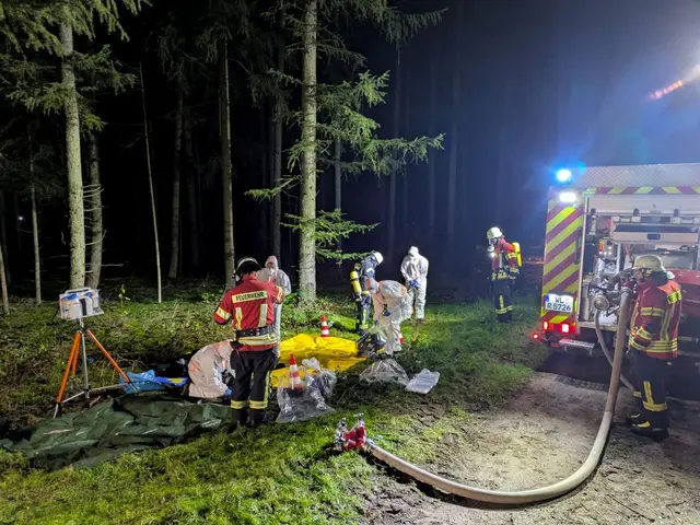 Um verbliebene Glutnester aufzuspüren, wurde die Brandstelle
fortlaufend mit einer Wärmebildkamera kontrolliert
 | Foto: Freiwillige Feuerwehr SG Hanstedt