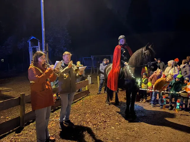 Musik und Martins-Pferd lassen beim traditionellen Laternenumzug die Kinderaugen leuchten  | Foto: evlka