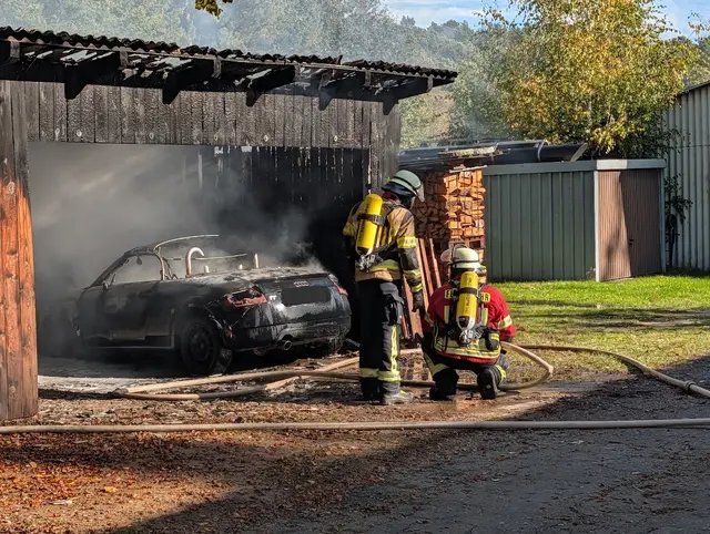 Die Flammen hatten auch auf gelagertes Brennholz rund um den Unterstand übergegriffen | Foto: ffsgh