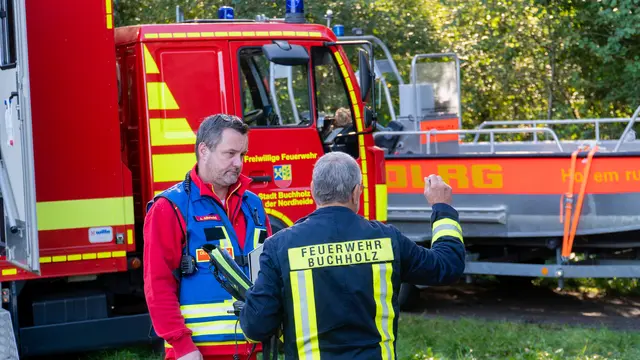 Der Gruppenführer der DLRG Seevetal (li.) und der Einsatzleiter der Feuerwehr in der Besprechung | Foto: Lennart Siewert