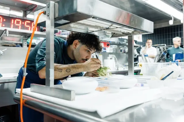 Leon Stöver in Aktion im Wettbewerb: Er bereitet sein "Heimathafen Fischbrötchen" zu | Foto: Tyro.Media