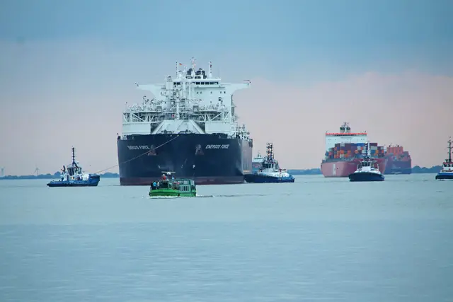 Die "Energos Force" ist erst vor fünf Wochen nach Stade zurückgekehrt. Jetzt legt das LNG-Schiff wieder ab | Foto: jd